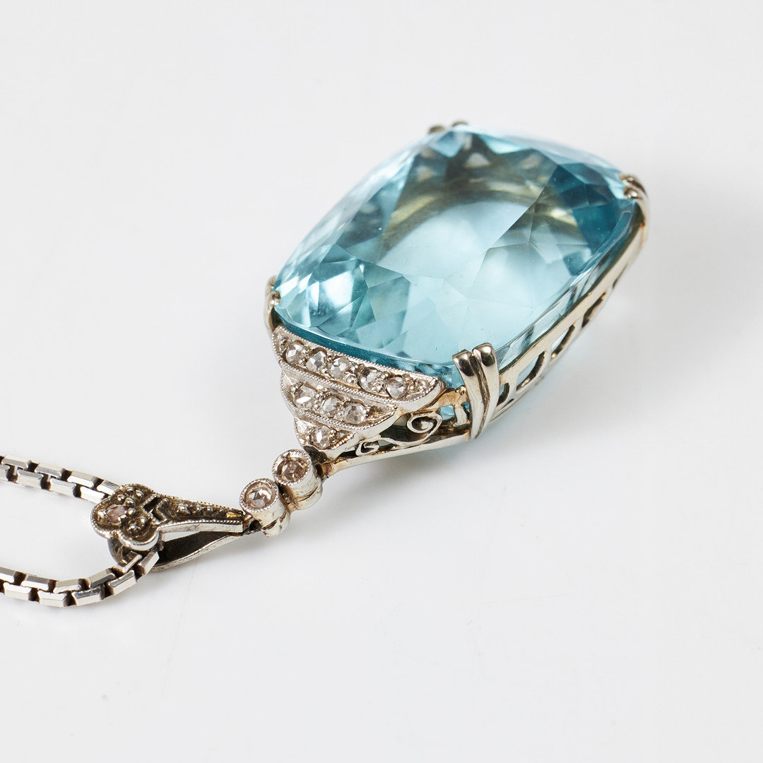 HÄNGE, 18 k rodierat vitguld, fantasislipad akvamarin, överdel samt ögla med dekor av totalt 12 små rosenslipade diamanter, KEDJA, sterlingsilver, venetiansk.