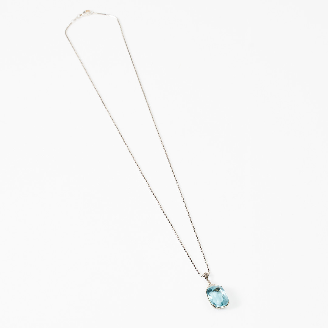 HÄNGE, 18 k rodierat vitguld, fantasislipad akvamarin, överdel samt ögla med dekor av totalt 12 små rosenslipade diamanter, KEDJA, sterlingsilver, venetiansk.