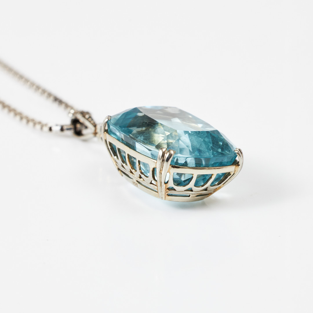 HÄNGE, 18 k rodierat vitguld, fantasislipad akvamarin, överdel samt ögla med dekor av totalt 12 små rosenslipade diamanter, KEDJA, sterlingsilver, venetiansk.