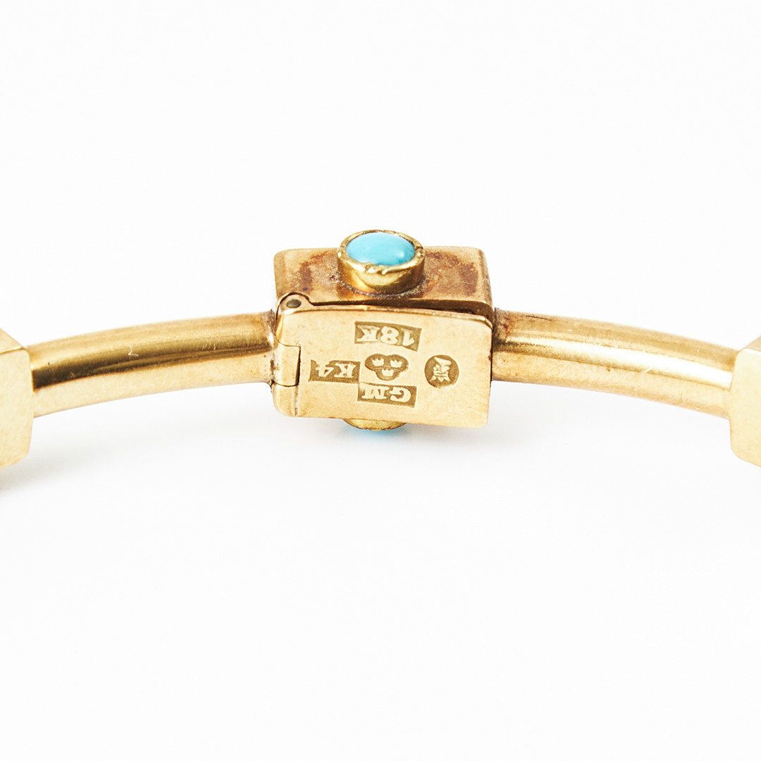 ARMRING, 18 k guld, turkosimitationer, dekordel i mitten med öppningsbar gömma undertill, Gustaf Möllenborg, Stockholm 1840.