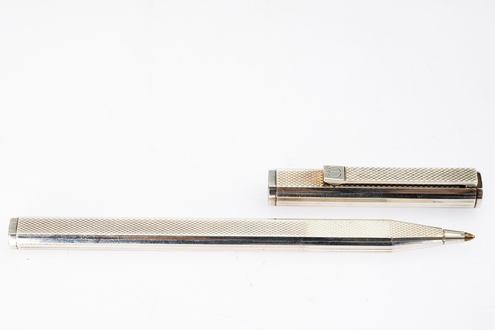 Kugelschreiber aus 925er Silber von Alfred Dunhill und ein Füllfederhalter aus 835er Silber (2).