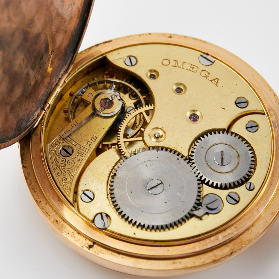 OMEGA, fickur/savonett, yttre boettlock i 18 k guld, innerboett metall, med etui.