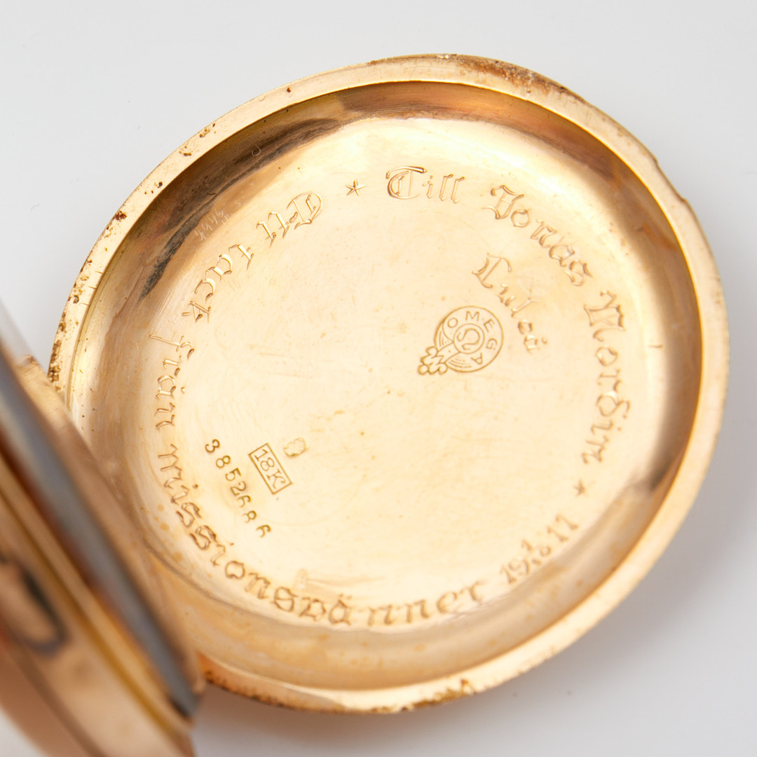 OMEGA, fickur/savonett, yttre boettlock i 18 k guld, innerboett metall, med etui.