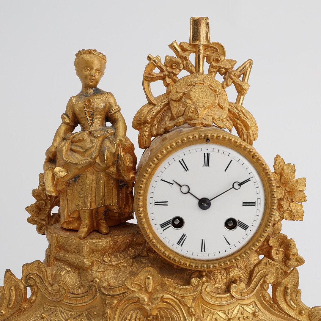 BORDSUR / BORDSPENDYL, Louis XV-stil, 1800-talets andra hälft, bronserad och förgylld metall, urverk märkt 