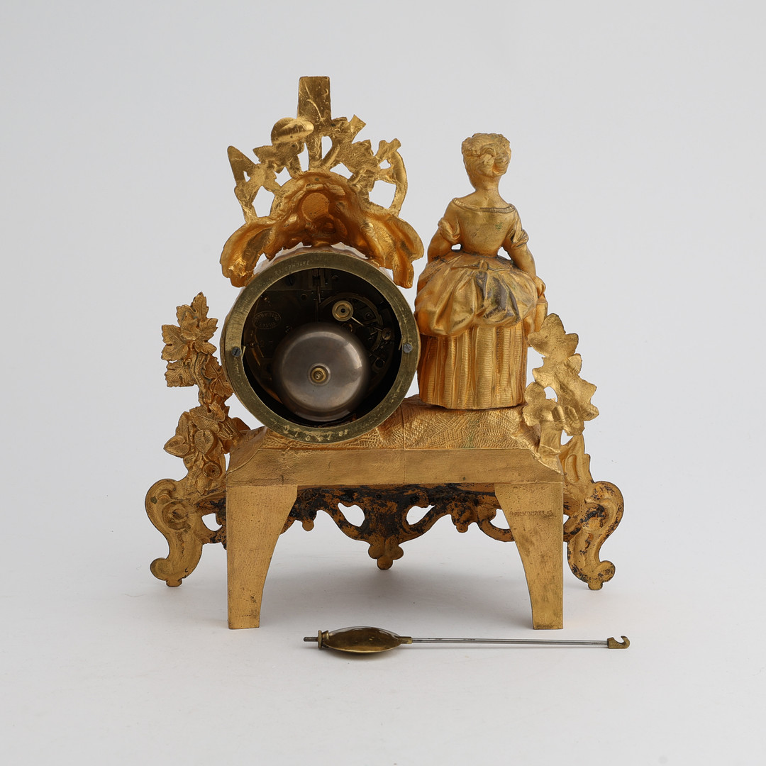 BORDSUR / BORDSPENDYL, Louis XV-stil, 1800-talets andra hälft, bronserad och förgylld metall, urverk märkt 