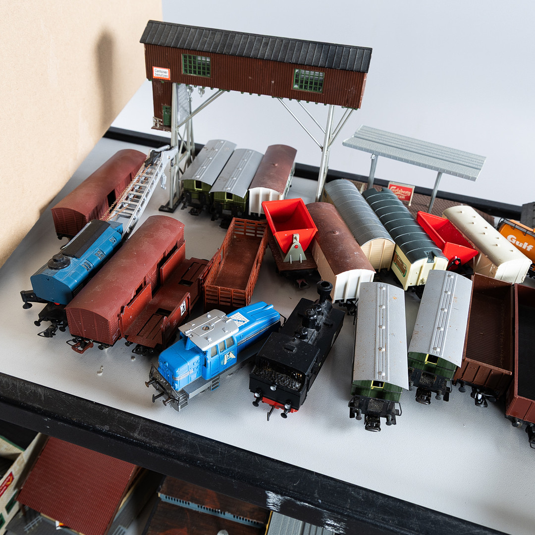 STORT PARTI MÄRKLIN, Tyskland, lok, kranvagn, vagnar, spår samt hus.