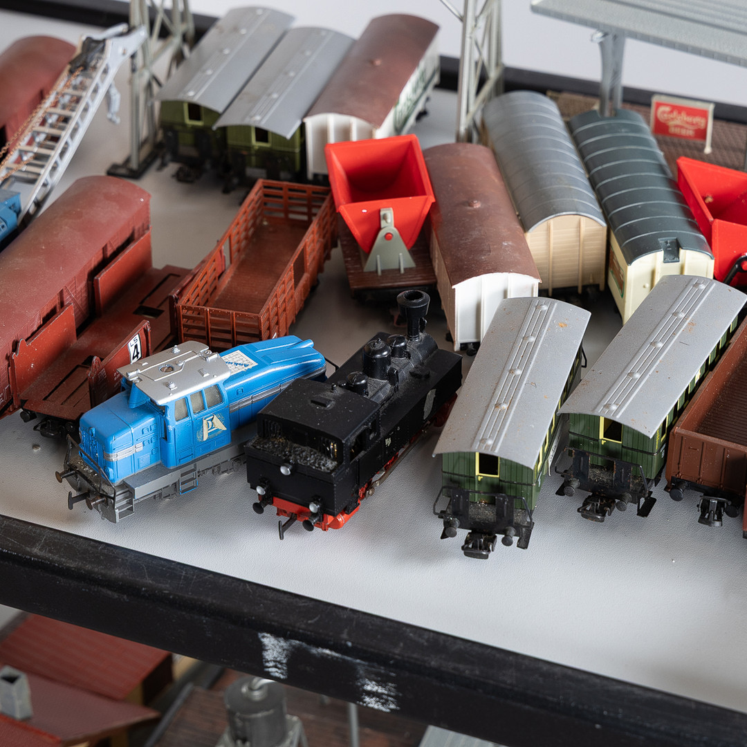 STORT PARTI MÄRKLIN, Tyskland, lok, kranvagn, vagnar, spår samt hus.