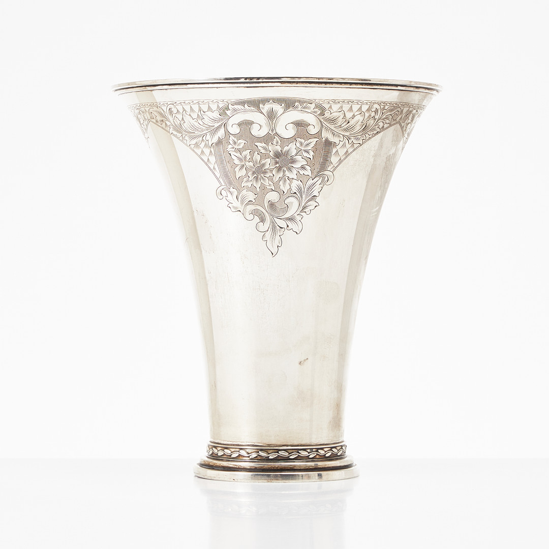 BÄGARE, silver, C.G. Hallberg Stockholm 1948. Graverad dekor av växter samt text