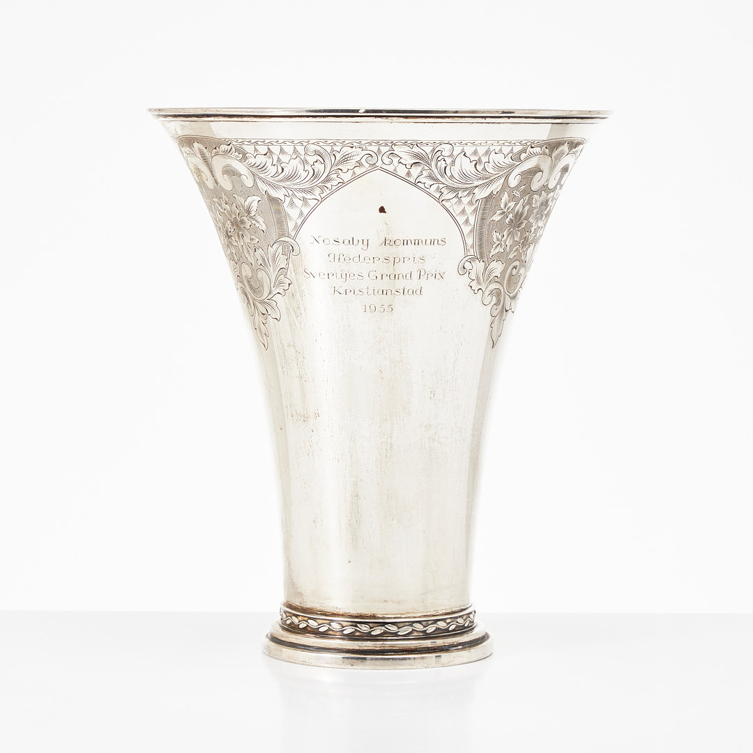 BÄGARE, silver, C.G. Hallberg Stockholm 1948. Graverad dekor av växter samt text