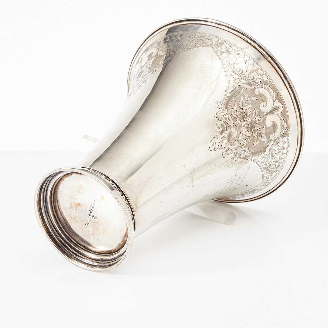 BÄGARE, silver, C.G. Hallberg Stockholm 1948. Graverad dekor av växter samt text