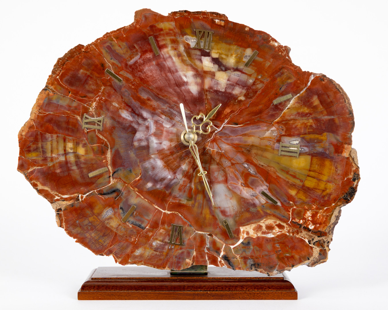 Tischuhr, Zifferblatt aus versteinertem Holz „Araucarioxylon“ arizonicum, Trias, Arizona.