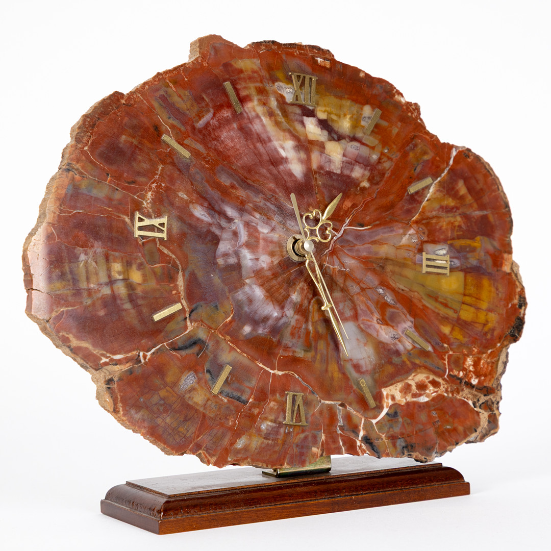 Tischuhr, Zifferblatt aus versteinertem Holz „Araucarioxylon“ arizonicum, Trias, Arizona.