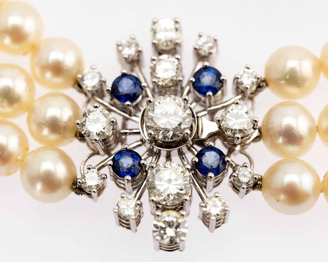 3-reihige Perlenkette mit Weißgoldverschluss, besetzt mit Diamanten und Saphiren.