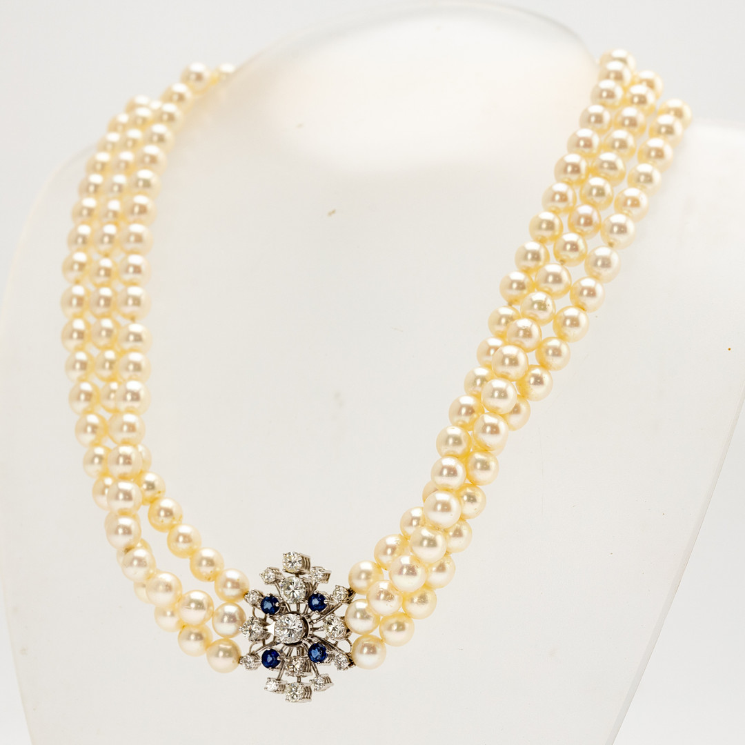 3-reihige Perlenkette mit Weißgoldverschluss, besetzt mit Diamanten und Saphiren.
