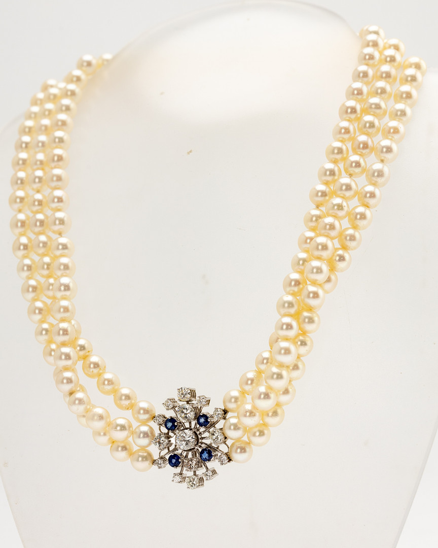 3-reihige Perlenkette mit Weißgoldverschluss, besetzt mit Diamanten und Saphiren.