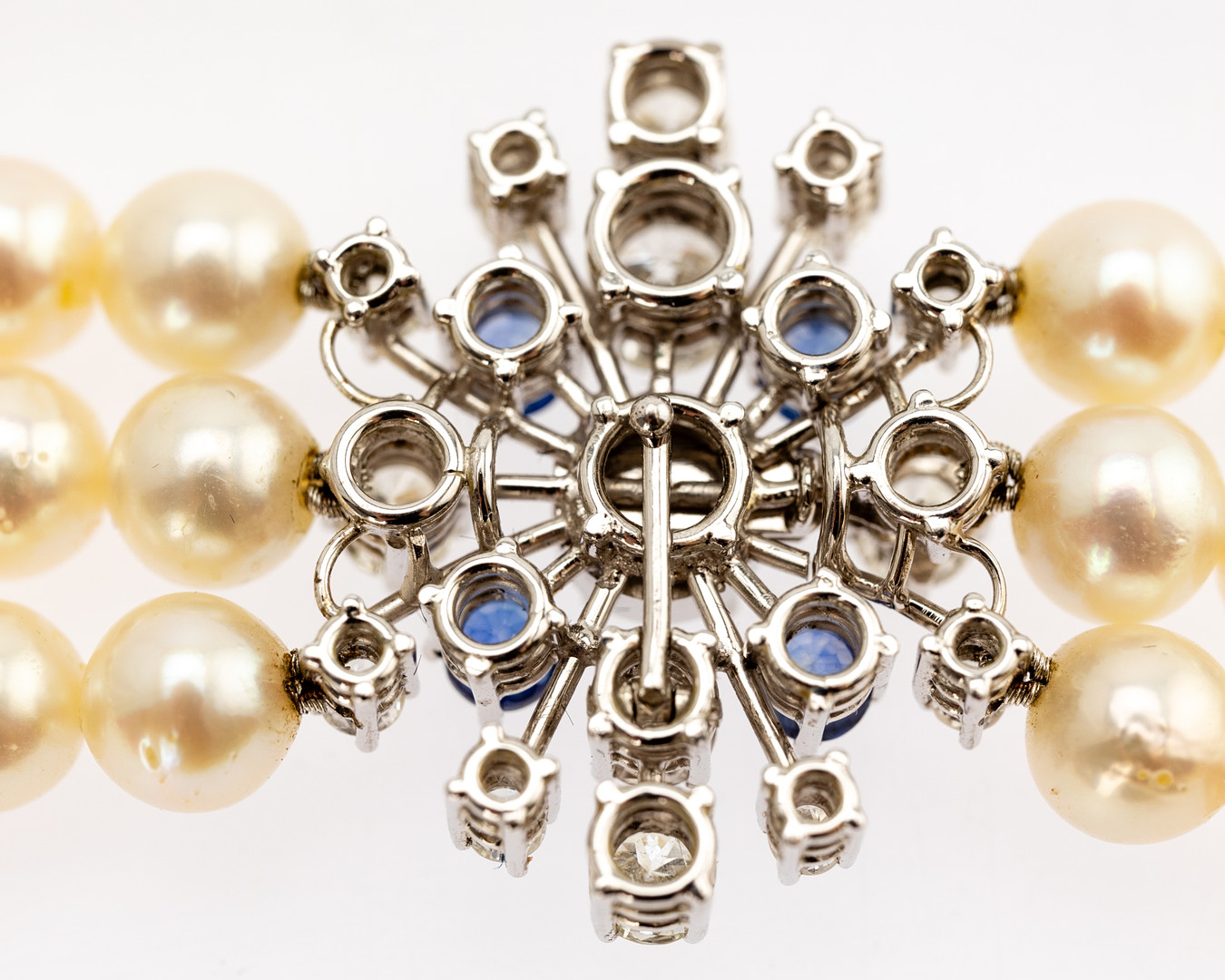 3-reihige Perlenkette mit Weißgoldverschluss, besetzt mit Diamanten und Saphiren.