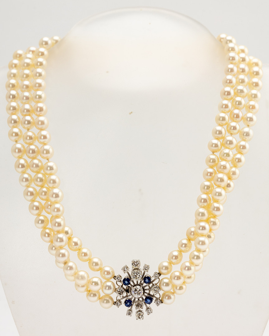3-reihige Perlenkette mit Weißgoldverschluss, besetzt mit Diamanten und Saphiren.