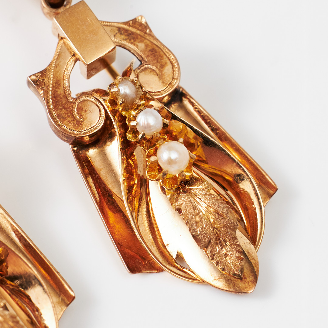 ÖRHÄNGEN, 1 par, 18 k guld, dekor med totalt 8 halvpärlor samt med rocailler och vardera med ett blad med strukturerade ytor, 1800-talets senare del, ostämplade.