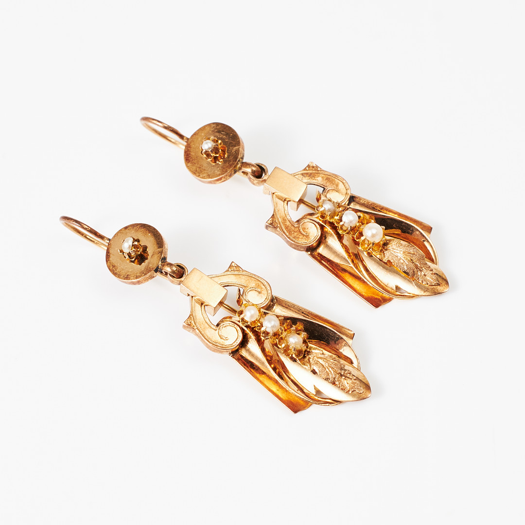 ÖRHÄNGEN, 1 par, 18 k guld, dekor med totalt 8 halvpärlor samt med rocailler och vardera med ett blad med strukturerade ytor, 1800-talets senare del, ostämplade.