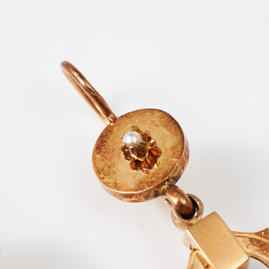 ÖRHÄNGEN, 1 par, 18 k guld, dekor med totalt 8 halvpärlor samt med rocailler och vardera med ett blad med strukturerade ytor, 1800-talets senare del, ostämplade.