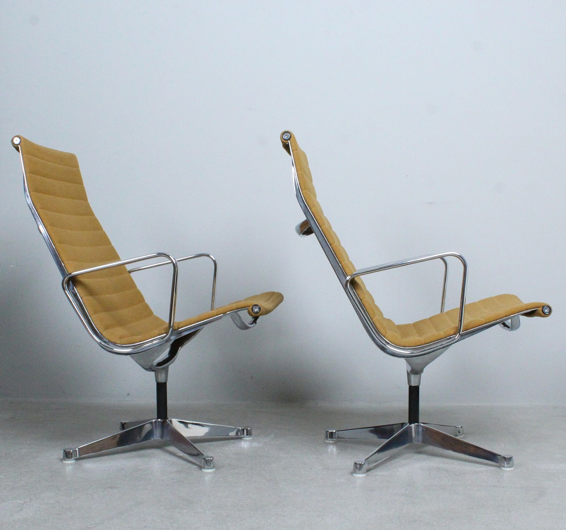 CHARLES & RAY EAMES. Herman Miller. Paar Alu Chairs / Loungesessel, Modell 'EA 116', Entwurf 1958.