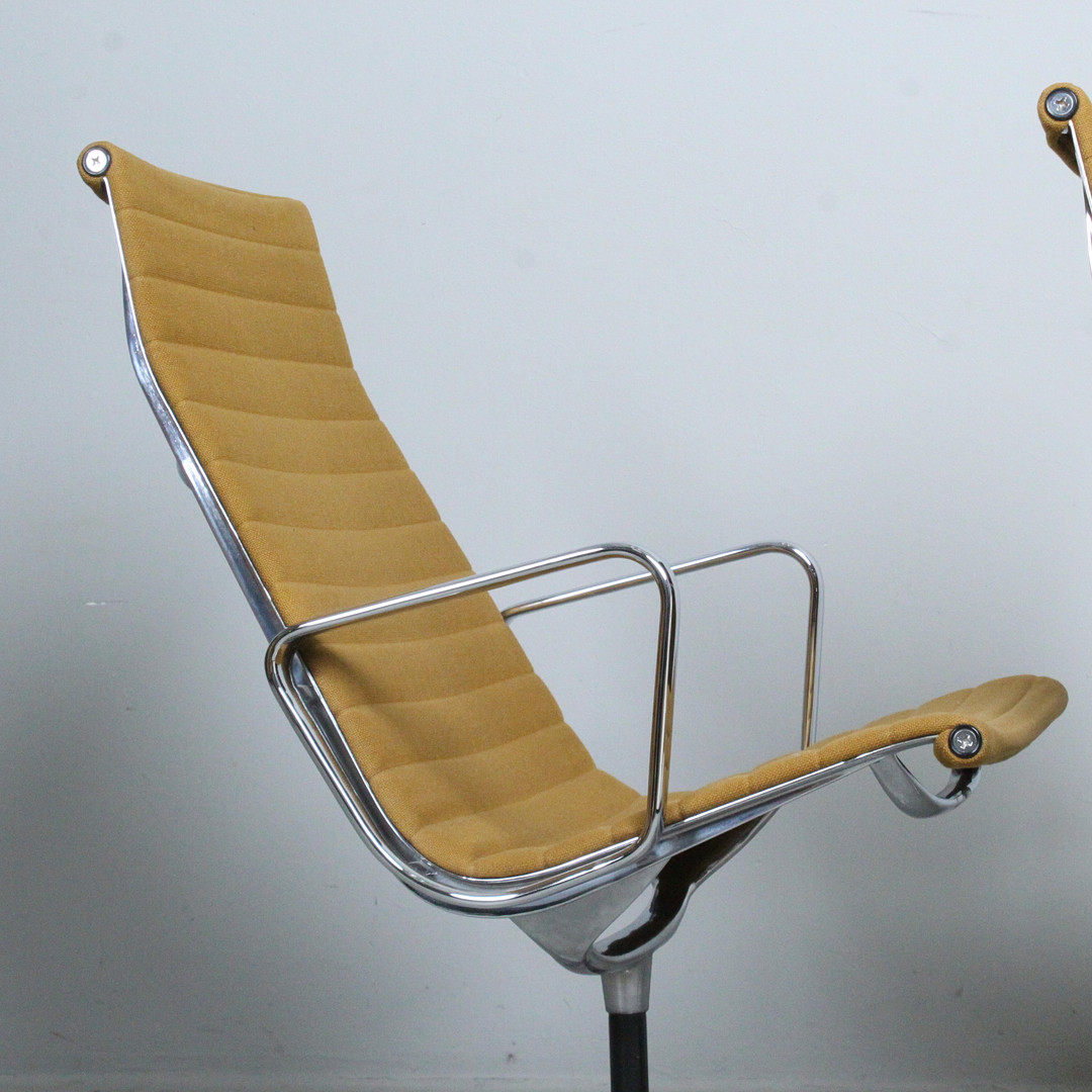 CHARLES & RAY EAMES. Herman Miller. Paar Alu Chairs / Loungesessel, Modell 'EA 116', Entwurf 1958.