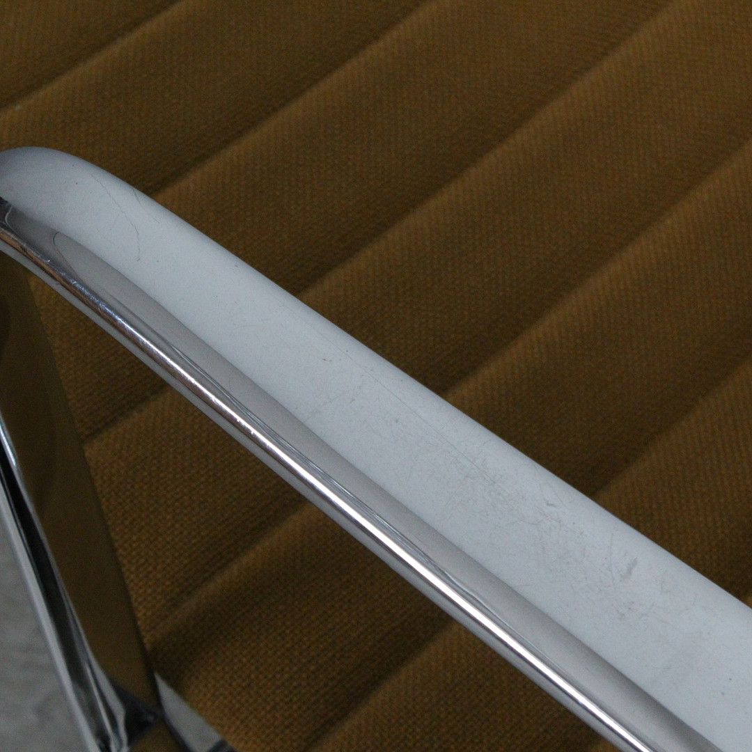 CHARLES & RAY EAMES. Herman Miller. Paar Alu Chairs / Loungesessel, Modell 'EA 116', Entwurf 1958.
