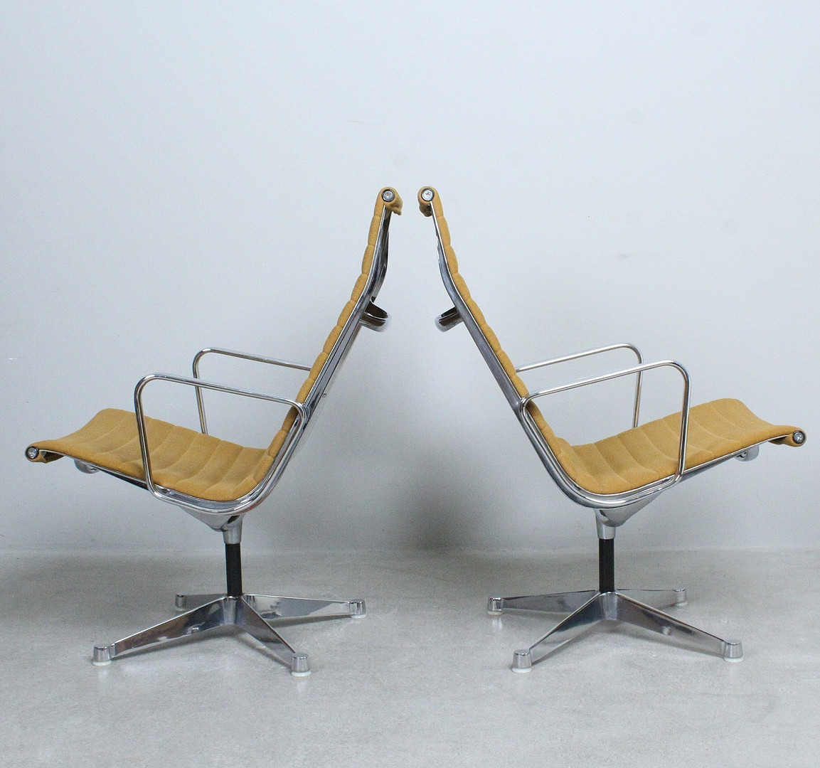CHARLES & RAY EAMES. Herman Miller. Paar Alu Chairs / Loungesessel, Modell 'EA 116', Entwurf 1958.