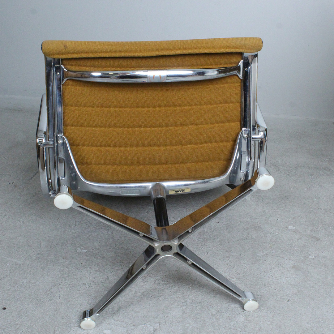 CHARLES & RAY EAMES. Herman Miller. Paar Alu Chairs / Loungesessel, Modell 'EA 116', Entwurf 1958.