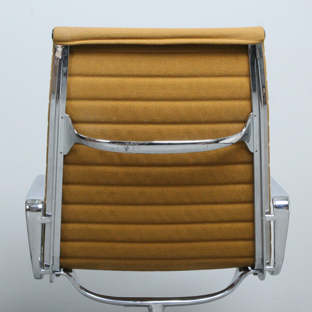 CHARLES & RAY EAMES. Herman Miller. Paar Alu Chairs / Loungesessel, Modell 'EA 116', Entwurf 1958.