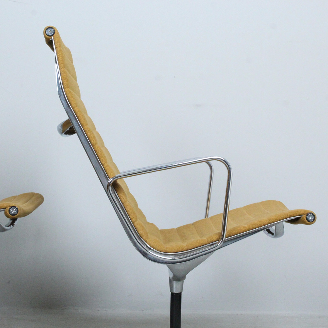 CHARLES & RAY EAMES. Herman Miller. Paar Alu Chairs / Loungesessel, Modell 'EA 116', Entwurf 1958.