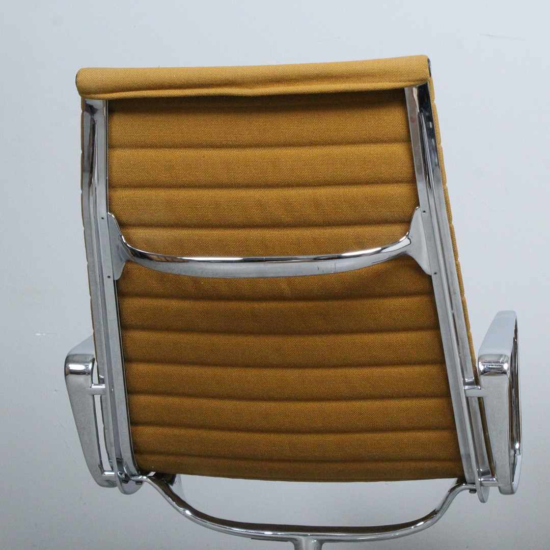 CHARLES & RAY EAMES. Herman Miller. Paar Alu Chairs / Loungesessel, Modell 'EA 116', Entwurf 1958.