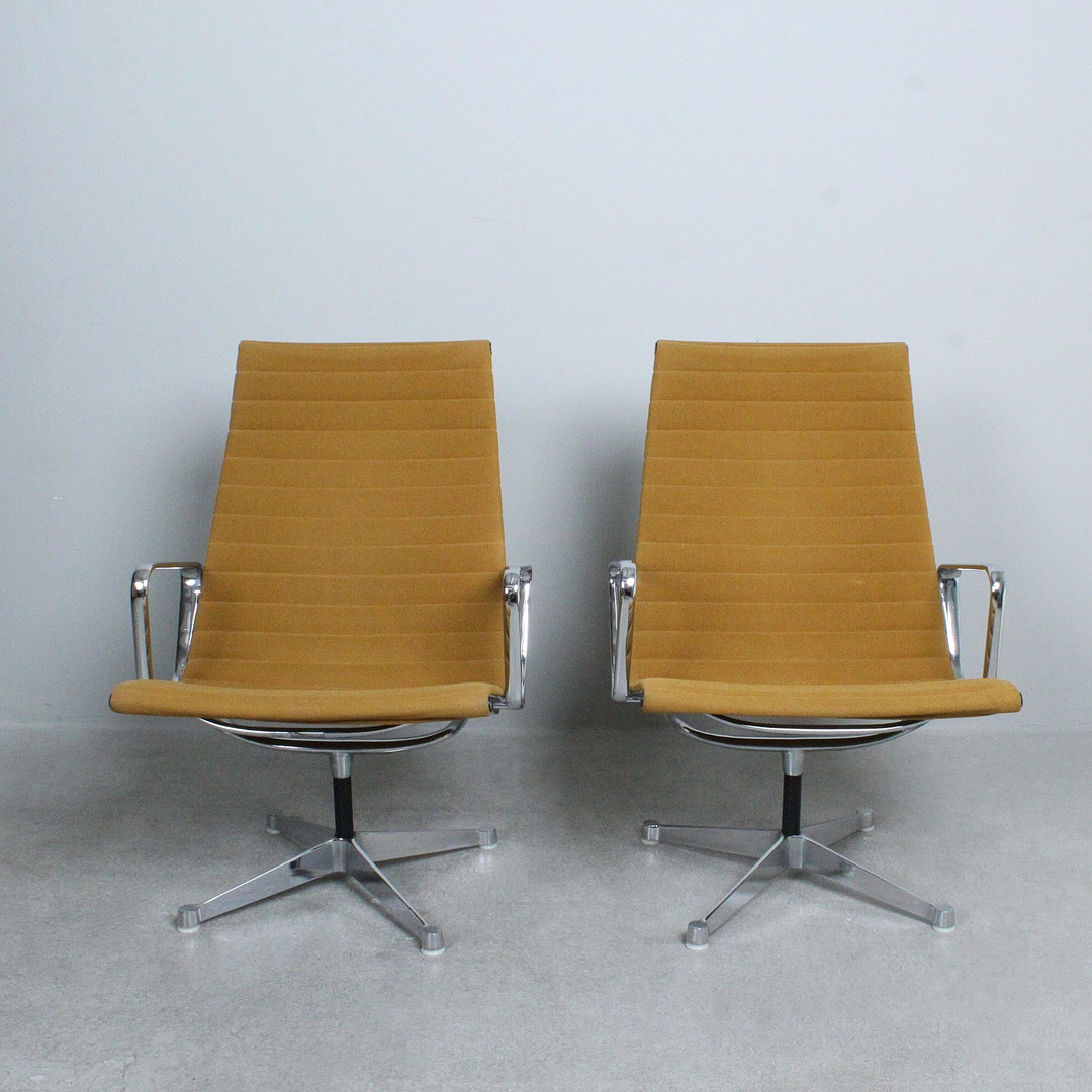 CHARLES & RAY EAMES. Herman Miller. Paar Alu Chairs / Loungesessel, Modell 'EA 116', Entwurf 1958.