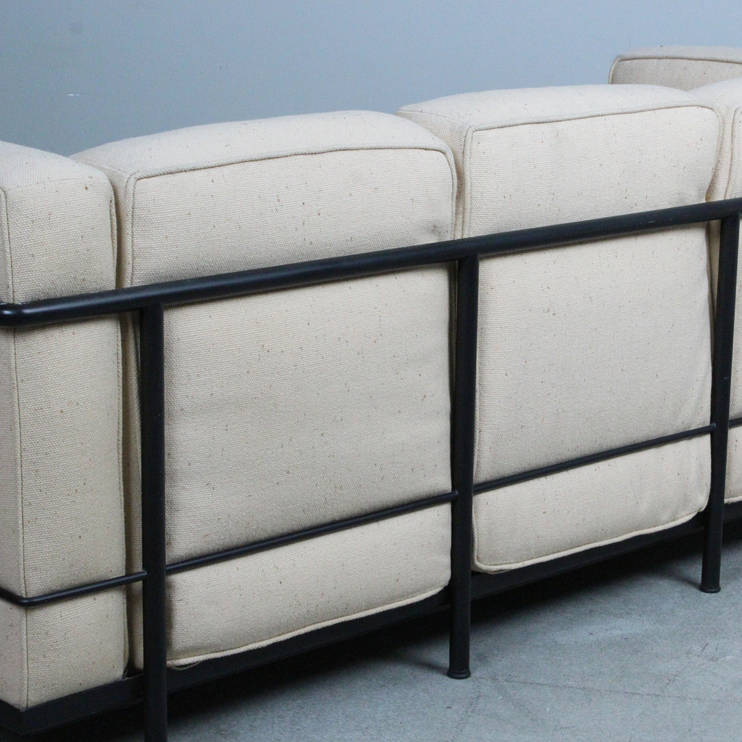 LE CORBUSIER, JEANNERET & PERRIAND. Cassina. Sofa / Dreisitzer, Modell 'LC2', Stahl, Entwurf 1928.