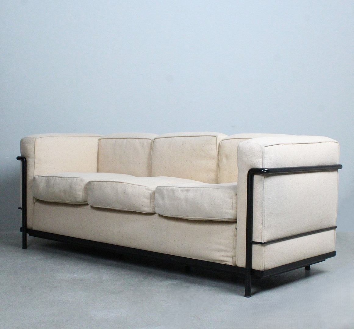 LE CORBUSIER, JEANNERET & PERRIAND. Cassina. Sofa / Dreisitzer, Modell 'LC2', Stahl, Entwurf 1928.