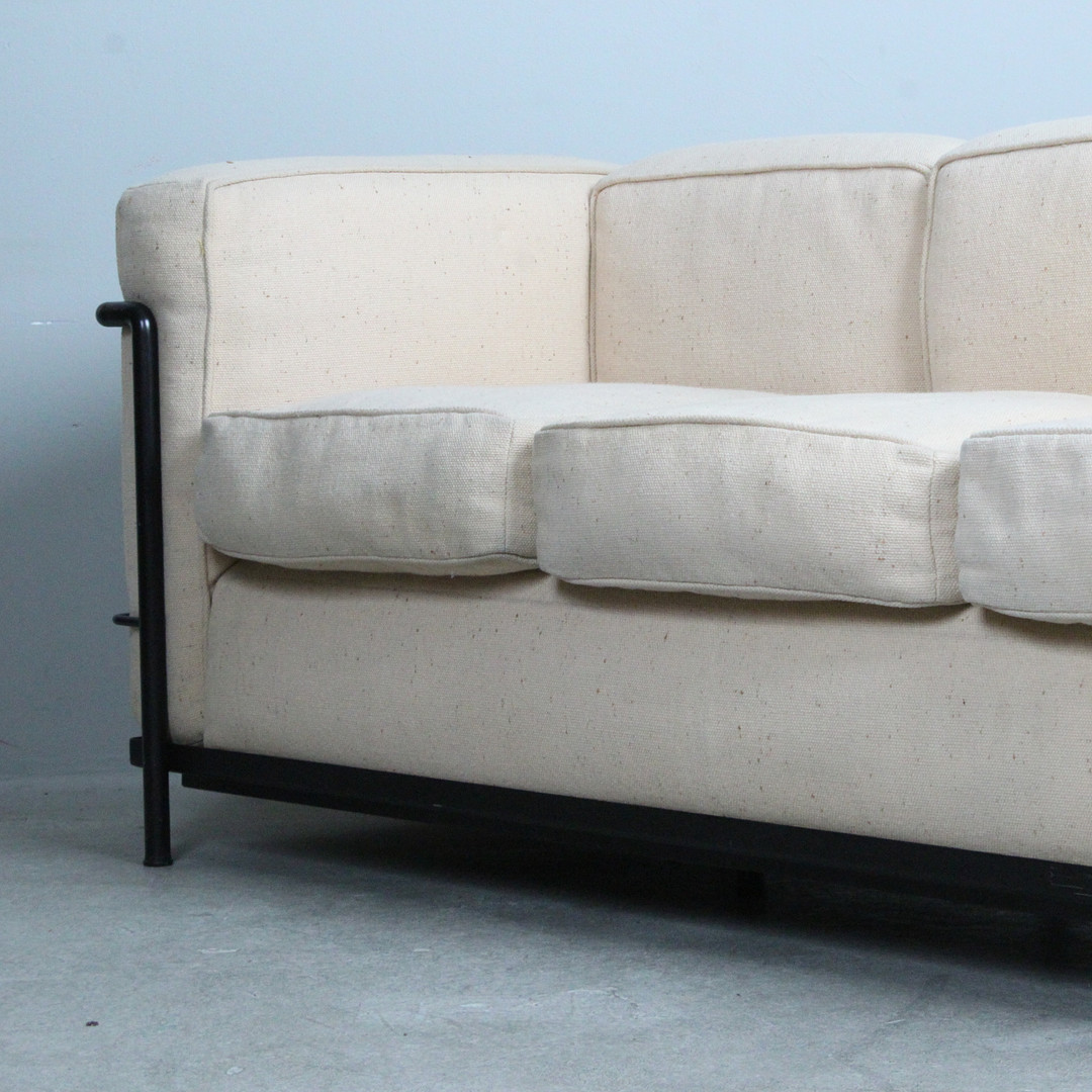 LE CORBUSIER, JEANNERET & PERRIAND. Cassina. Sofa / Dreisitzer, Modell 'LC2', Stahl, Entwurf 1928.