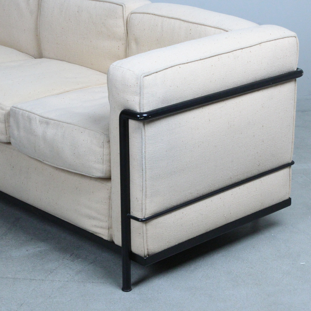 LE CORBUSIER, JEANNERET & PERRIAND. Cassina. Sofa / Dreisitzer, Modell 'LC2', Stahl, Entwurf 1928.