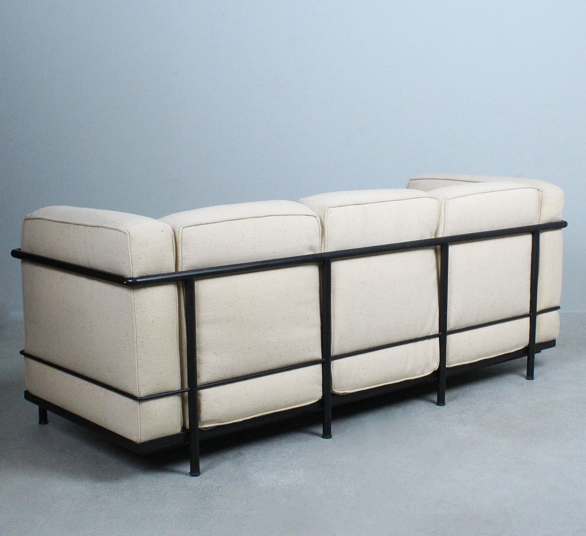 LE CORBUSIER, JEANNERET & PERRIAND. Cassina. Sofa / Dreisitzer, Modell 'LC2', Stahl, Entwurf 1928.