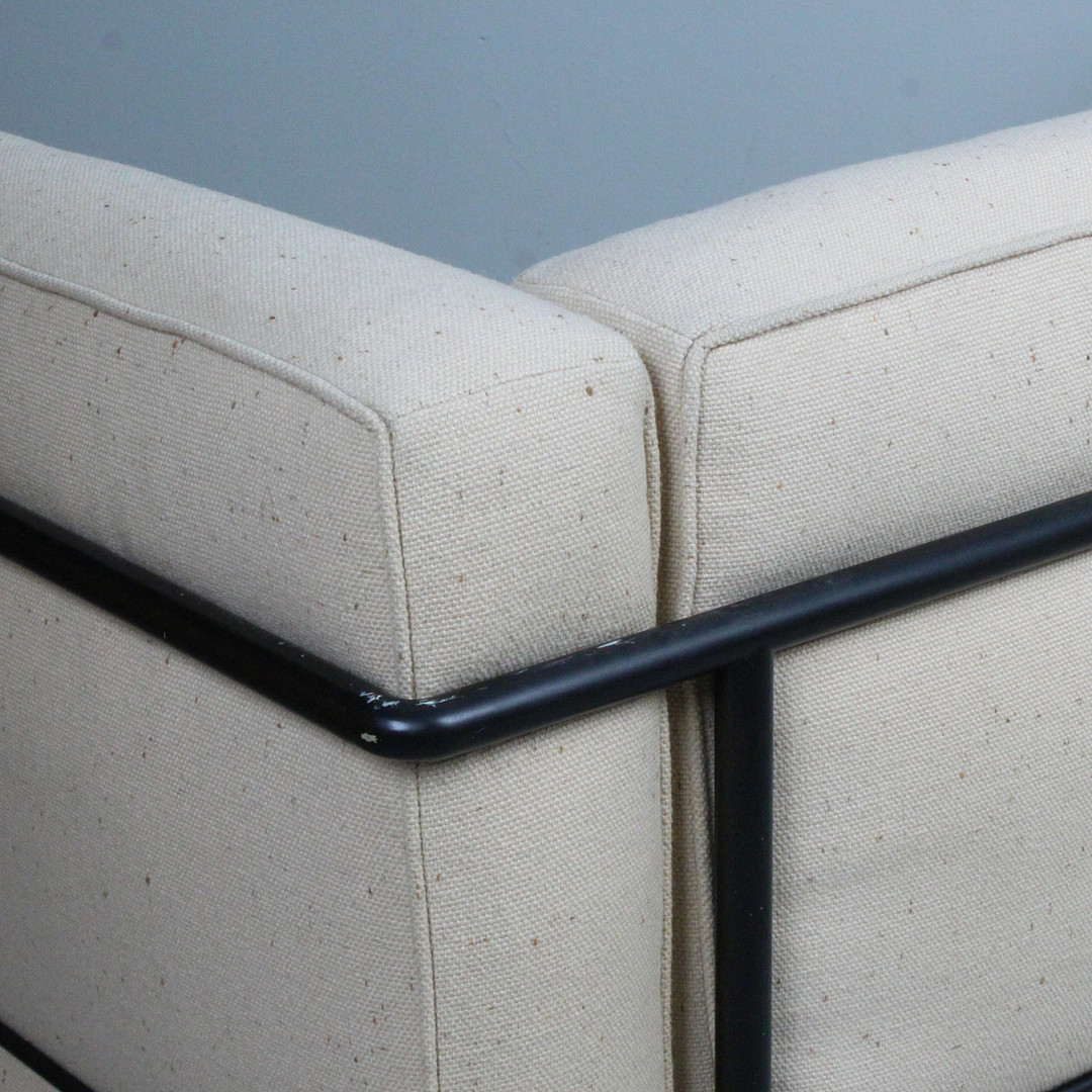 LE CORBUSIER, JEANNERET & PERRIAND. Cassina. Sofa / Dreisitzer, Modell 'LC2', Stahl, Entwurf 1928.