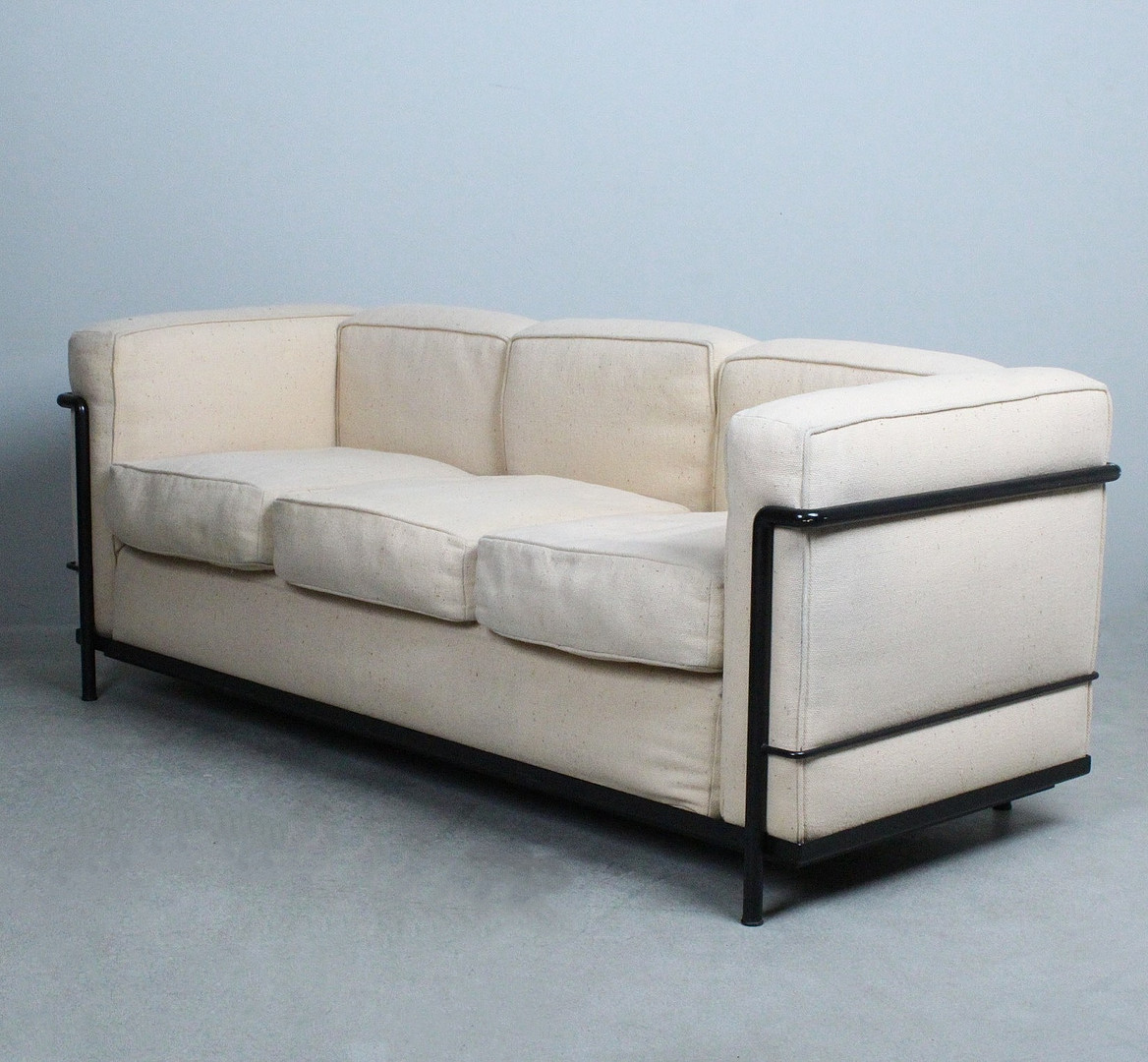 LE CORBUSIER, JEANNERET & PERRIAND. Cassina. Sofa / Dreisitzer, Modell 'LC2', Stahl, Entwurf 1928.