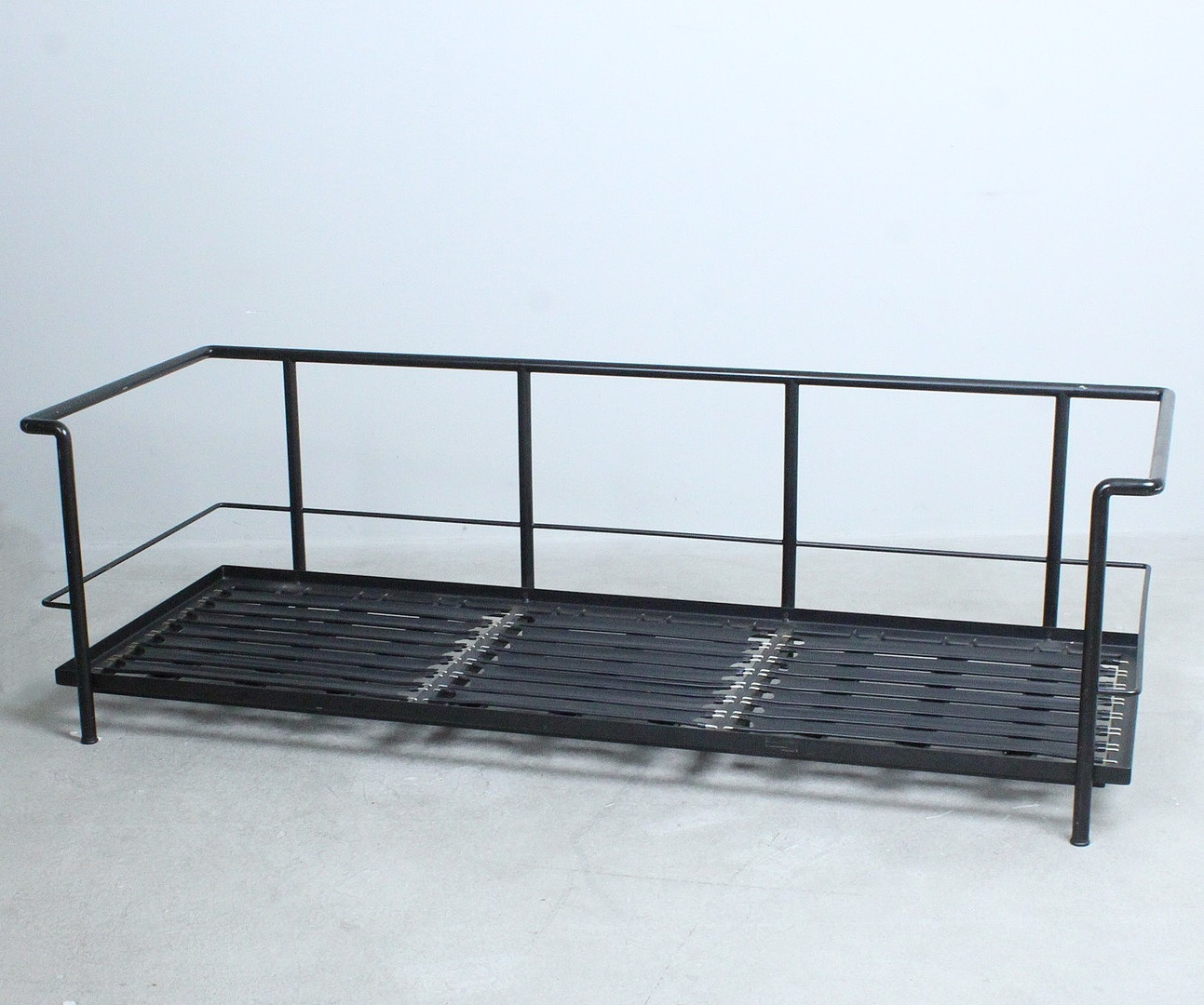 LE CORBUSIER, JEANNERET & PERRIAND. Cassina. Sofa / Dreisitzer, Modell 'LC2', Stahl, Entwurf 1928.