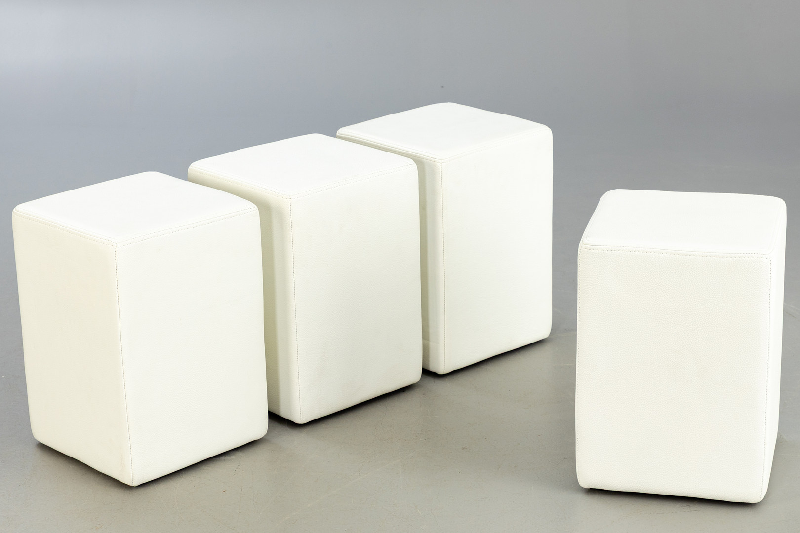 POMP, 4 Hocker, weißes Leder (4).