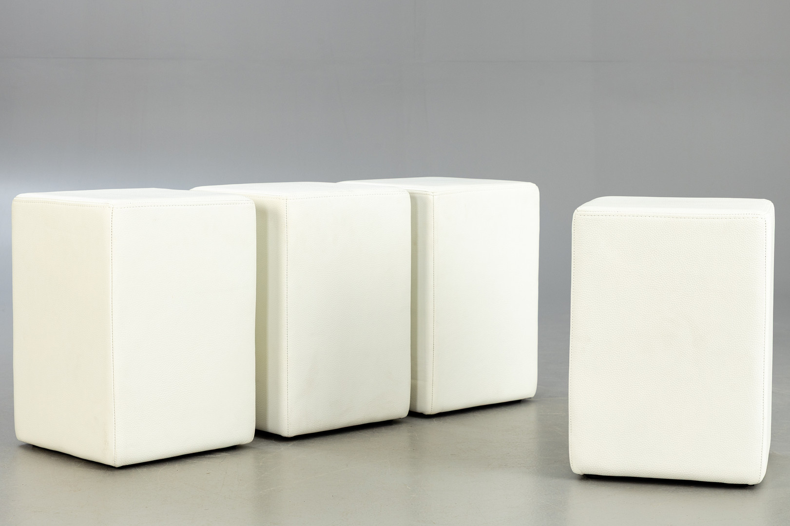 POMP, 4 Hocker, weißes Leder (4).
