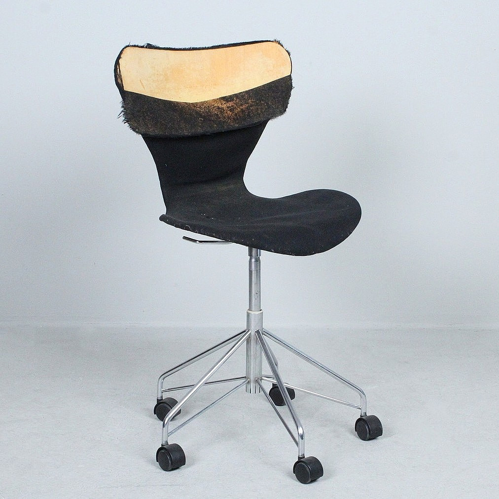 ARNE JACOBSEN. Fritz Hansen. Bürostuhl aus der 'Serie 7', Modell '3117', Dänemark.