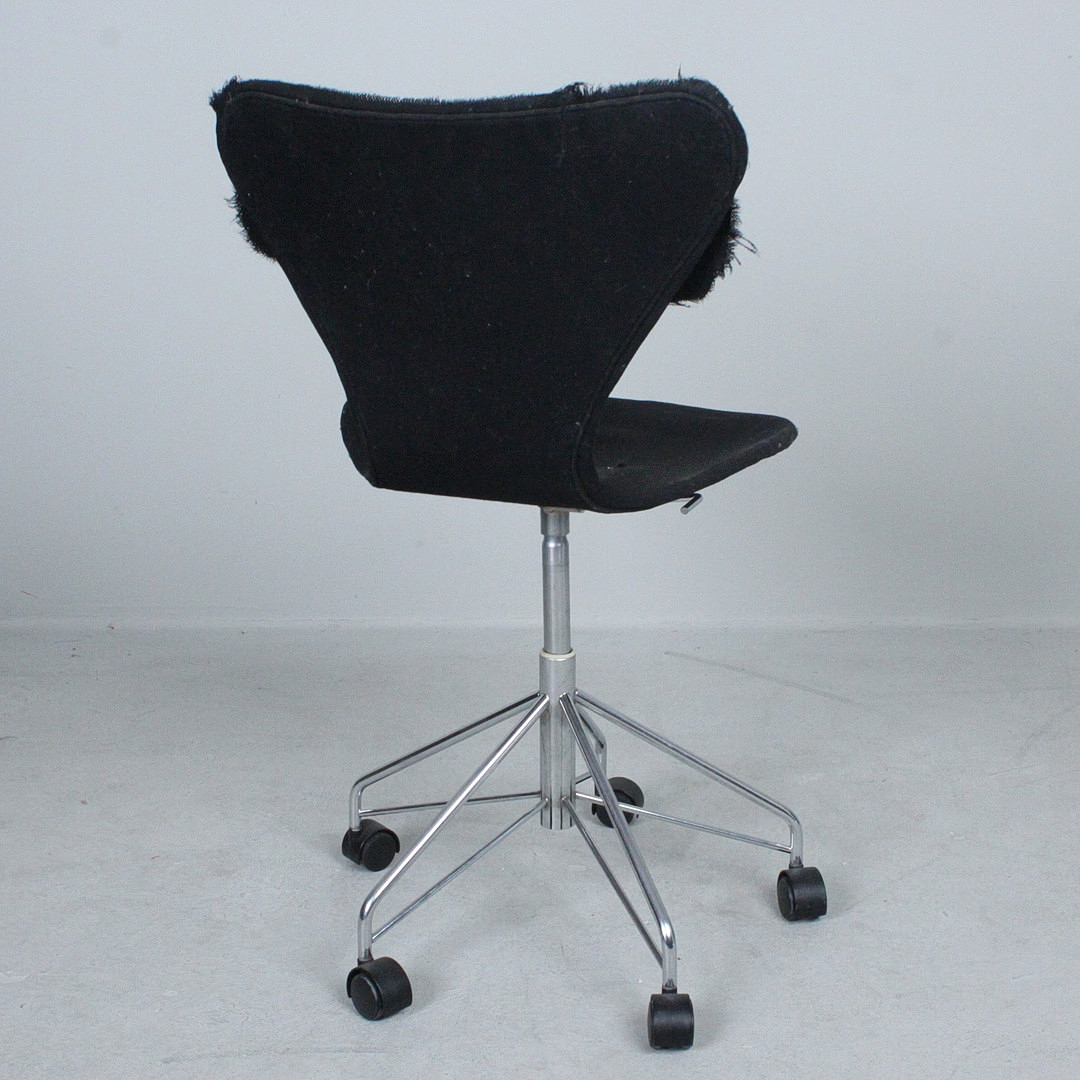 ARNE JACOBSEN. Fritz Hansen. Bürostuhl aus der 'Serie 7', Modell '3117', Dänemark.