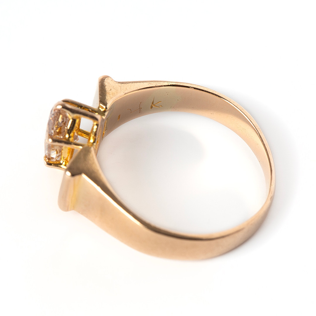 RING, 14K guld med navetteslipad diamant 1.02 ct.