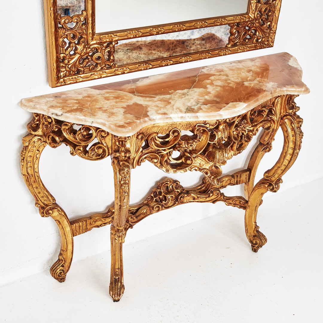 SPEGEL med KONSOLBORD, barockstil, skivan i stenkomposit, förgylld, Belgien, 2000-tal.