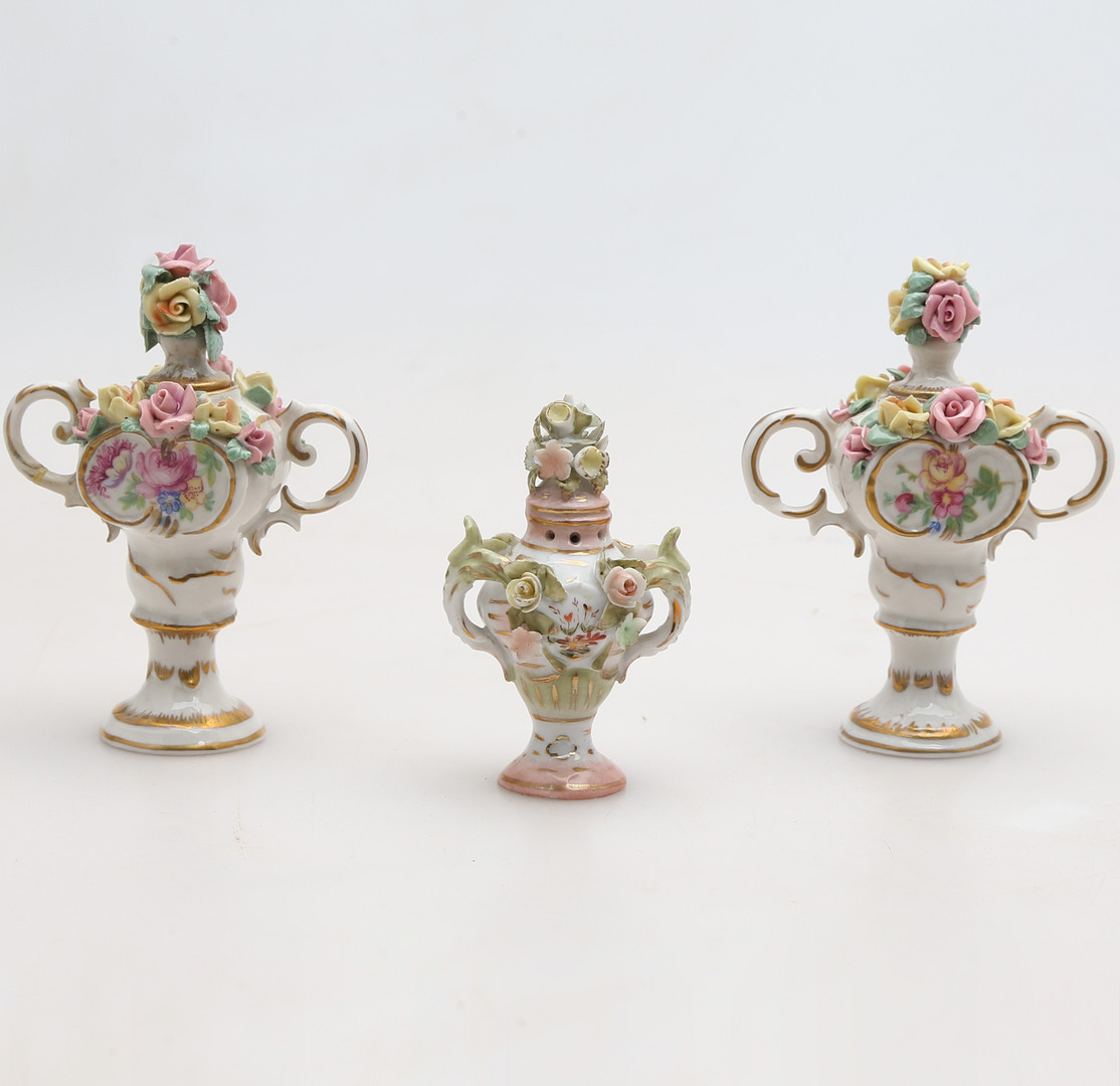 Vasee and pair of miniature vases in porcelain from Naples, 20th Century.