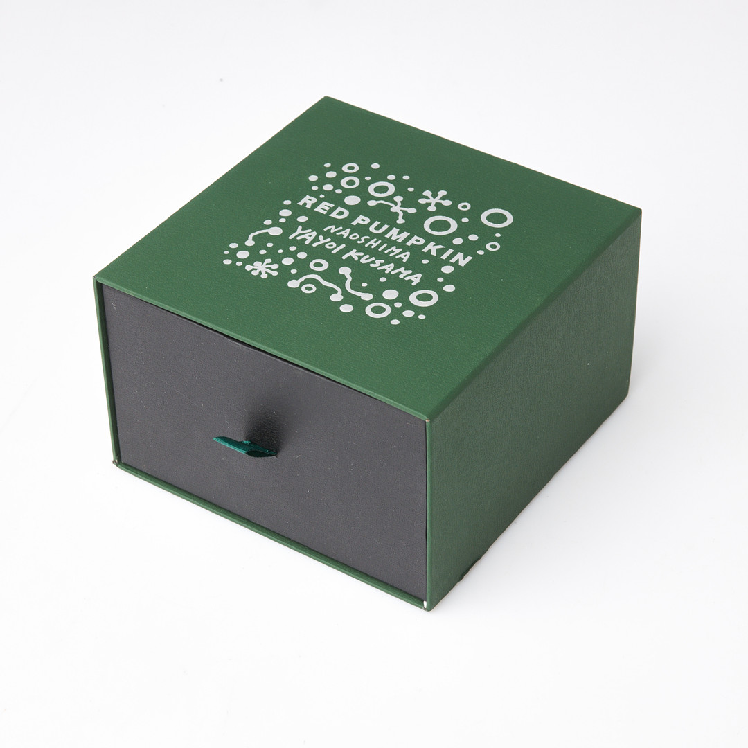 YAYOI KUSAMA. Pumpa, röd och svart, i originalförpackning.