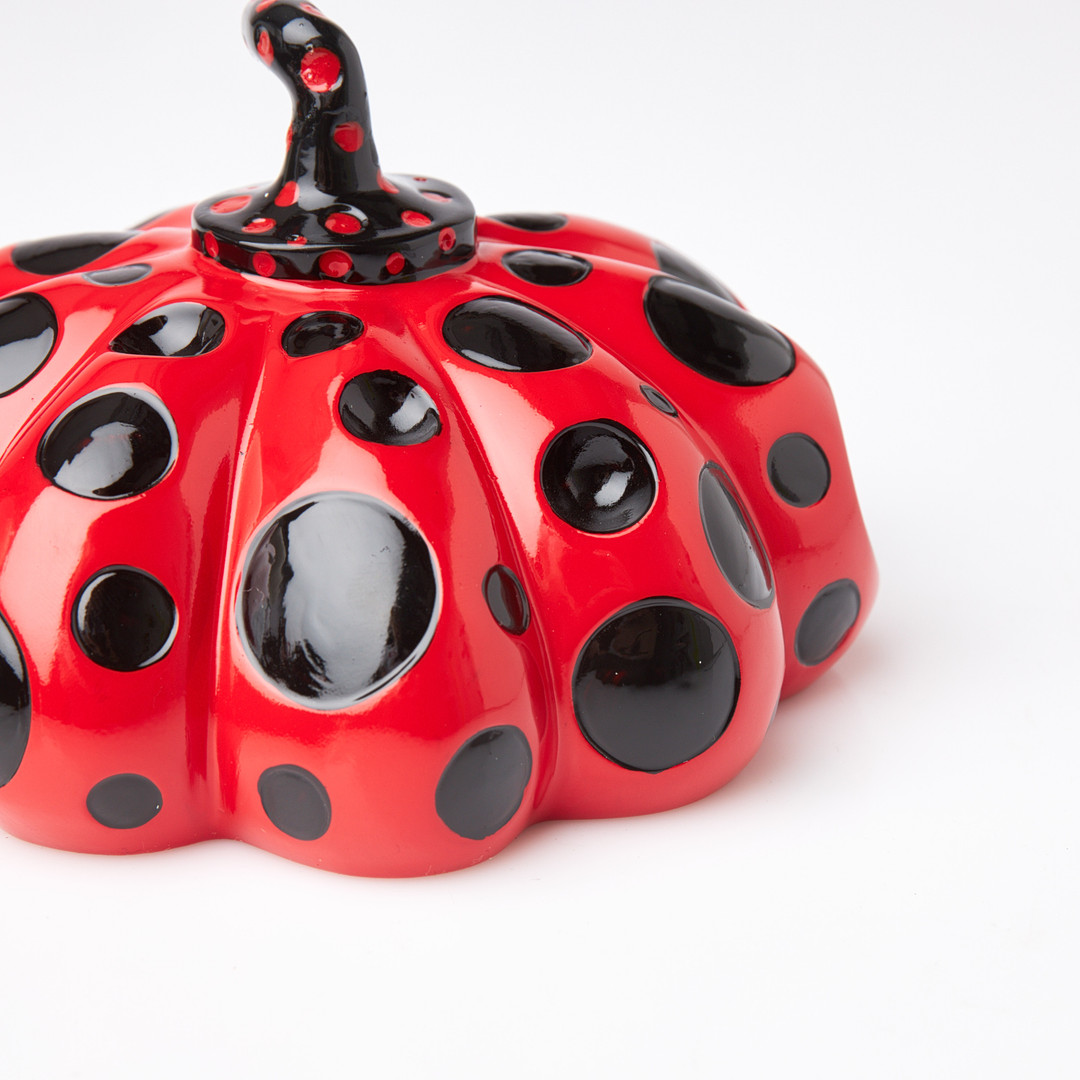YAYOI KUSAMA. Pumpa, röd och svart, i originalförpackning.